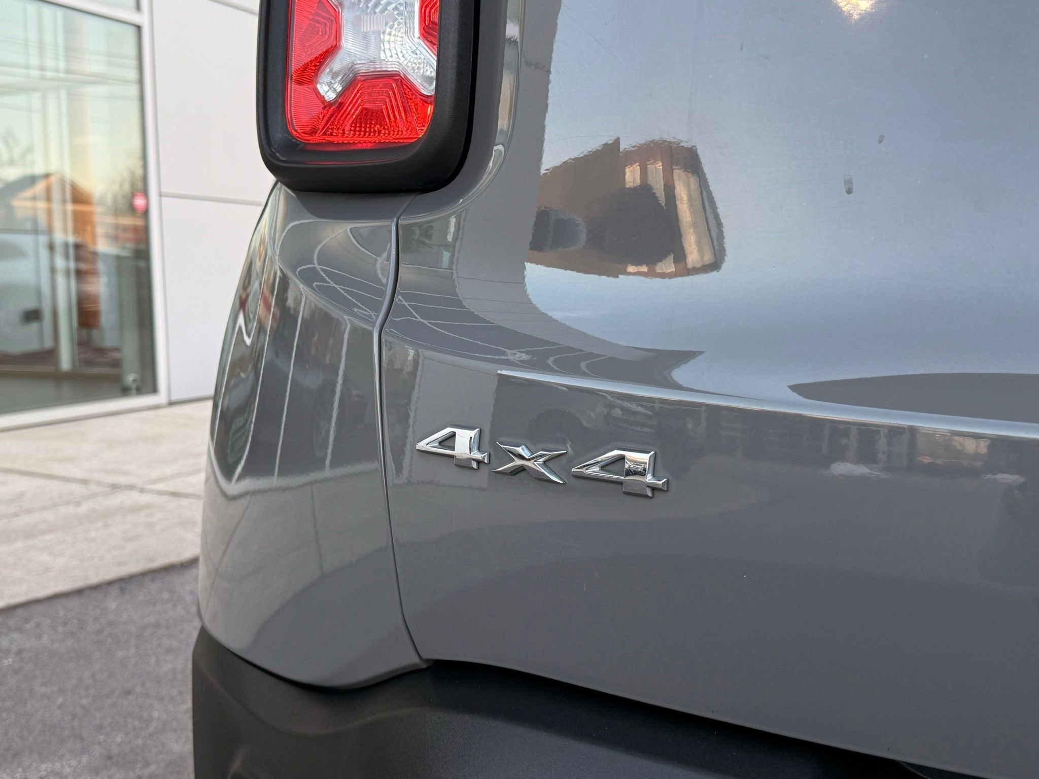 Used 2019 Jeep Renegade Latitude w/ Cold Weather Group image 10