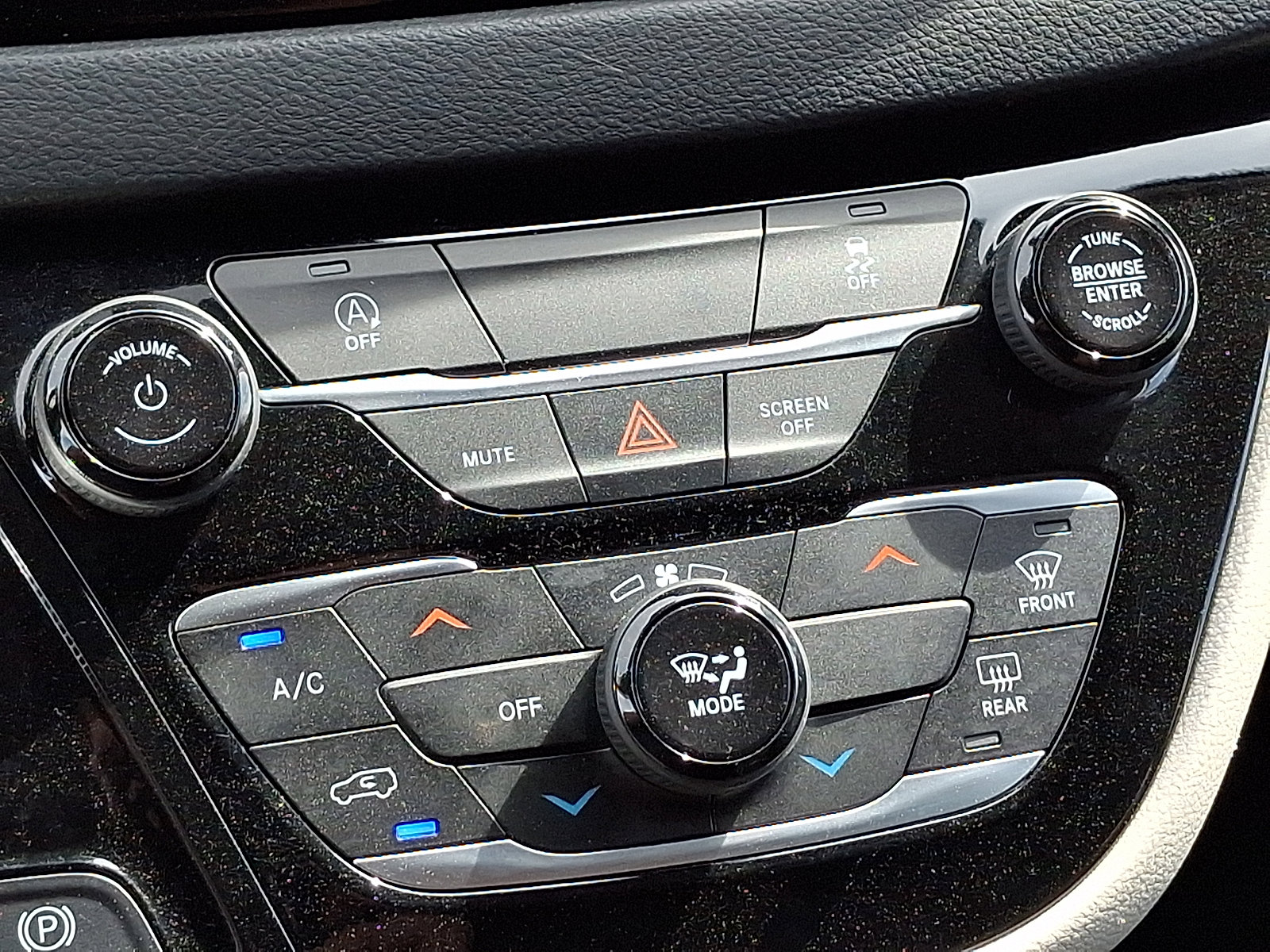 Used 2024 Chrysler Voyager LX image 15