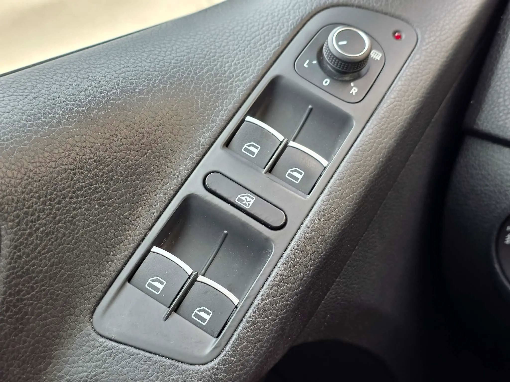 Used 2016 Volkswagen Tiguan SE FWD image 28
