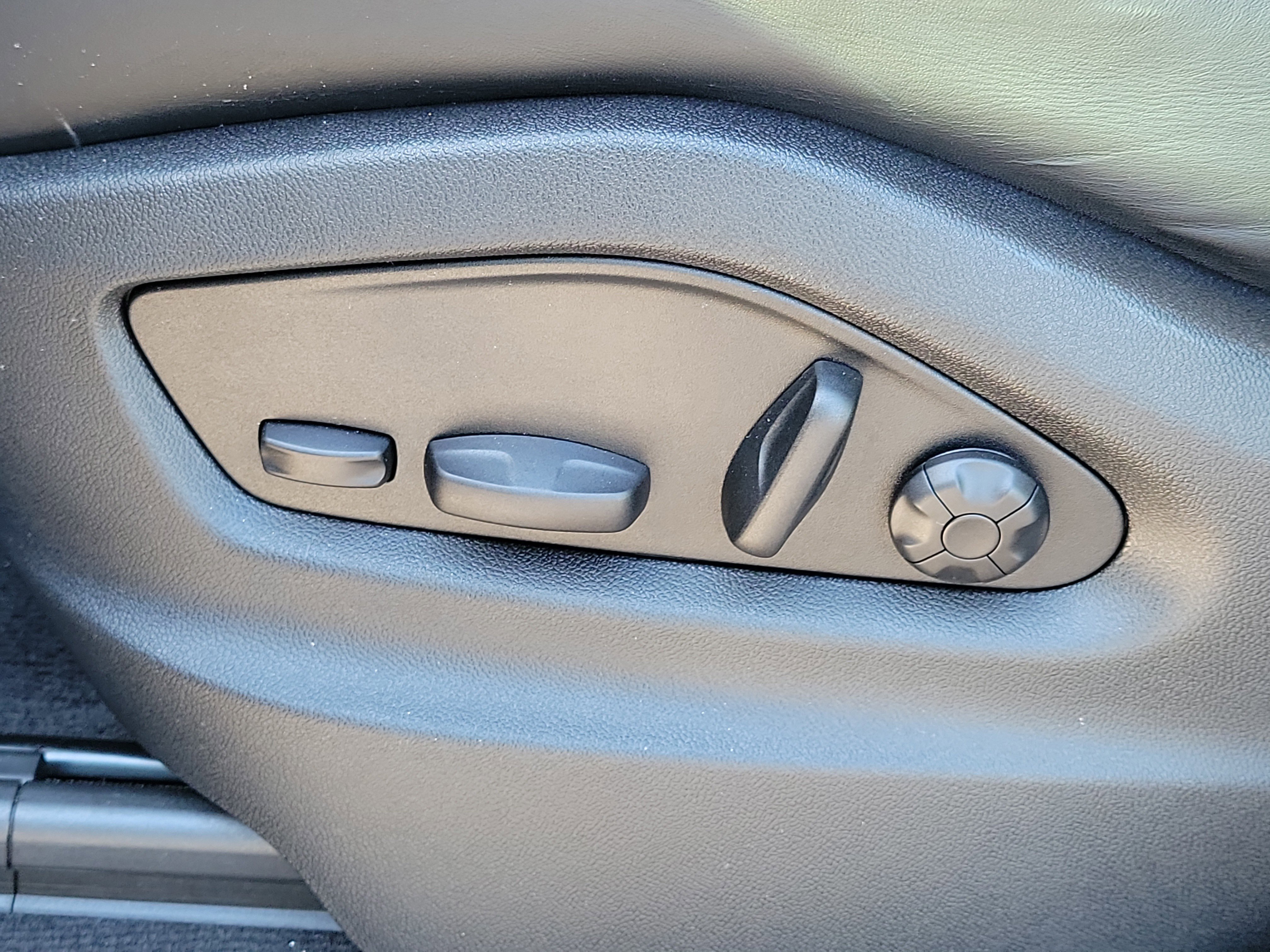 Used 2024 Porsche Cayenne Coupe image 21