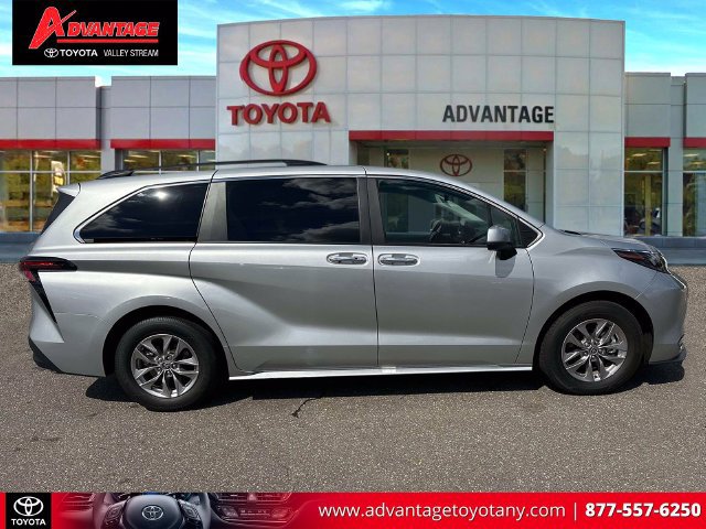 Used 2025 Toyota Sienna XLE FWD image 5