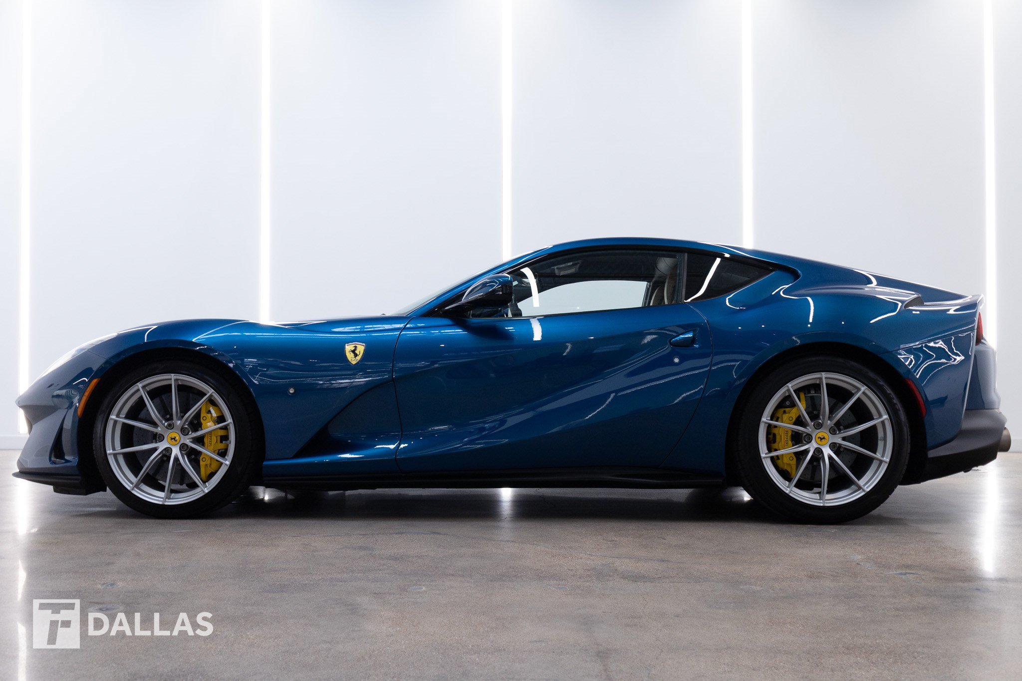 Used 2018 Ferrari 812 Superfast RWD image 1