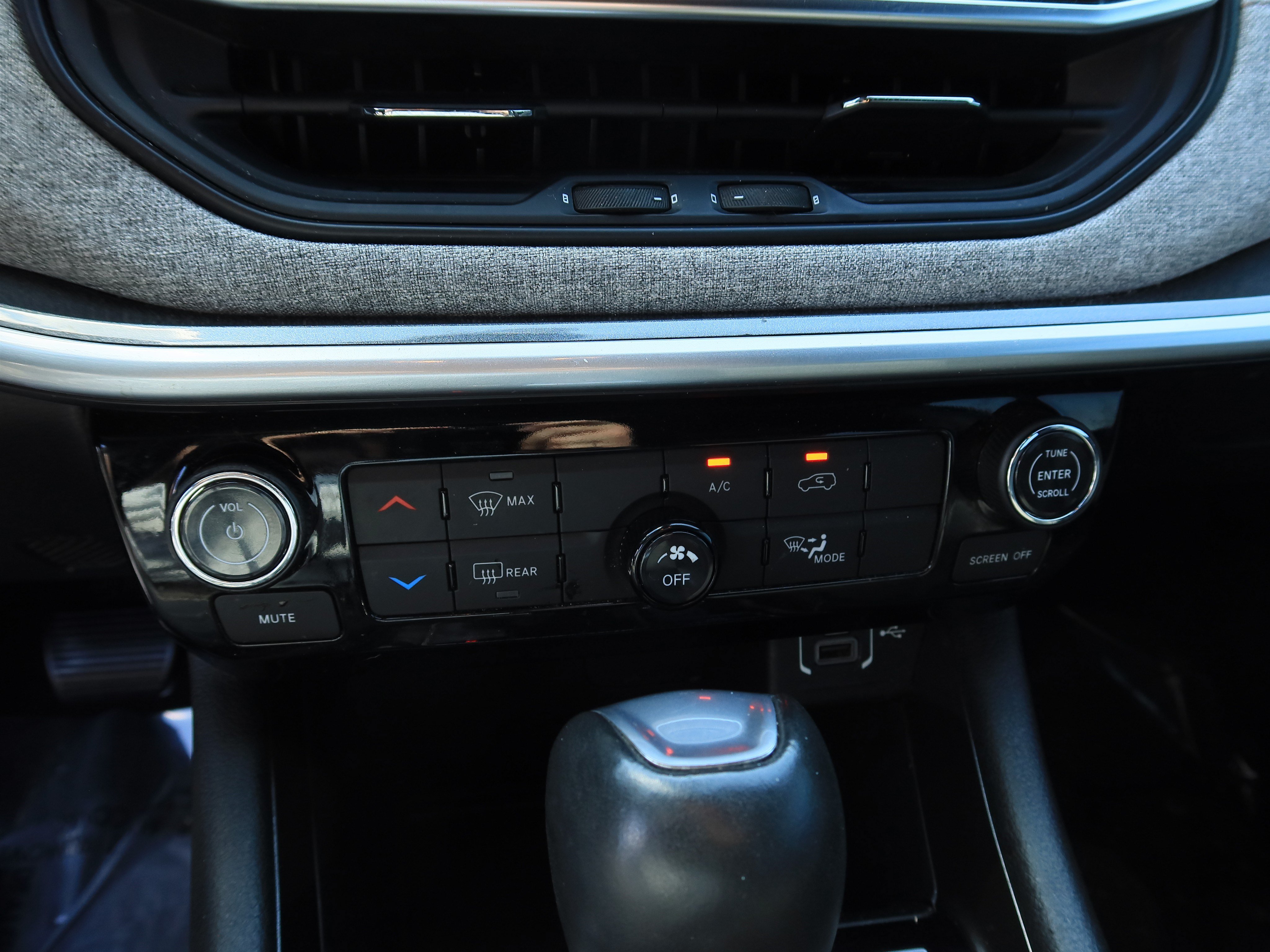 Used 2024 Jeep Compass Latitude AWD/4WD image 22