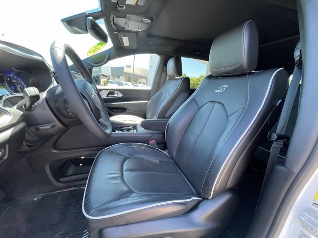 Used 2025 Chrysler Pacifica Limited AWD/4WD image 12
