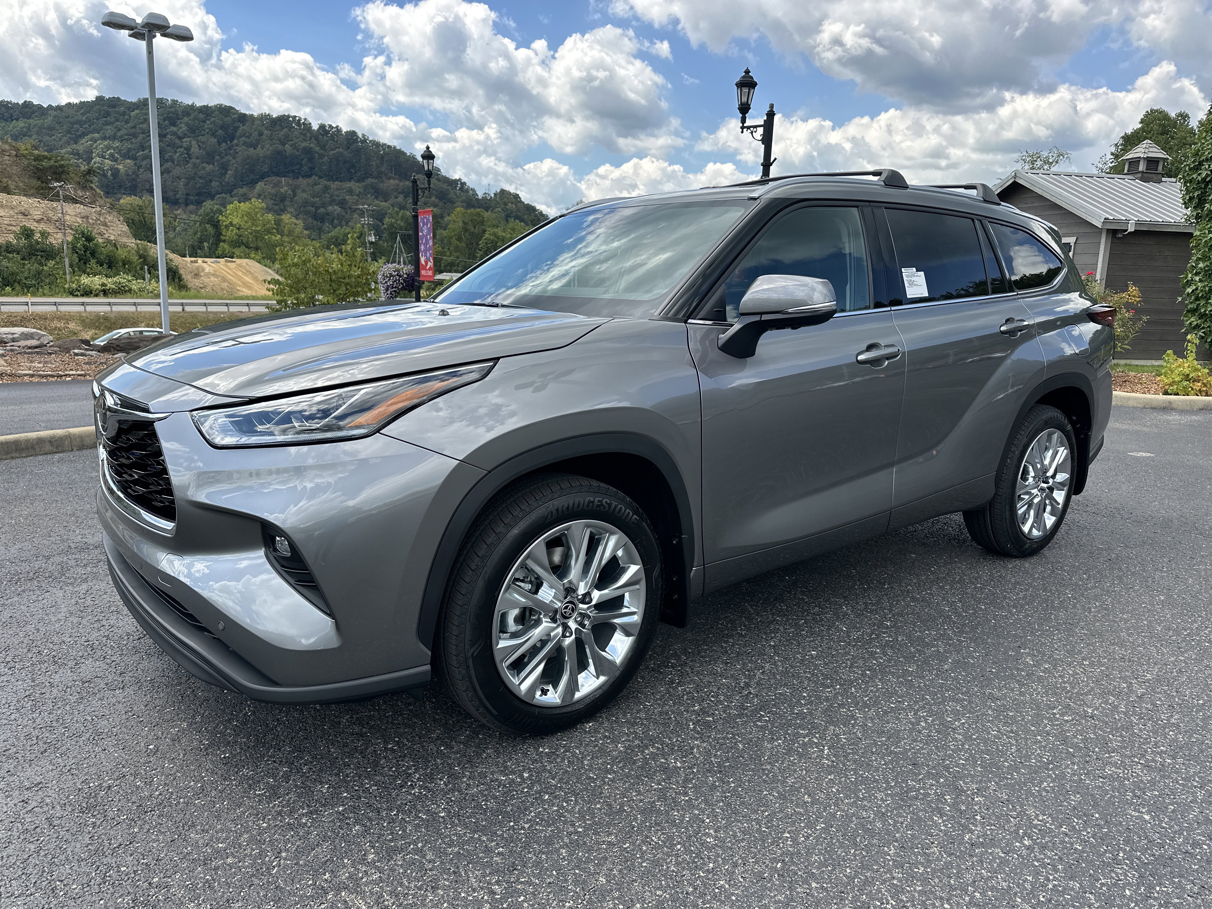 New 2025 Toyota Highlander Limited image 3