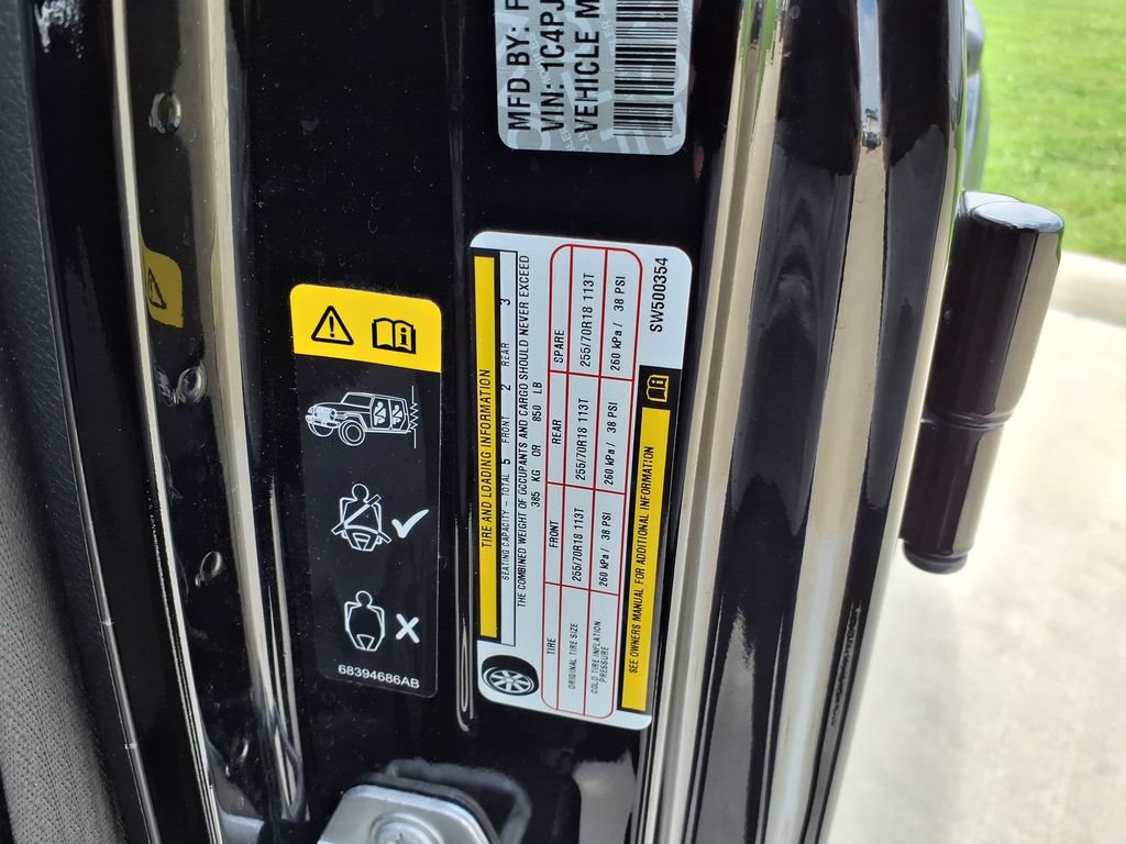 Used 2025 Jeep Wrangler Unlimited Sahara AWD/4WD image 32