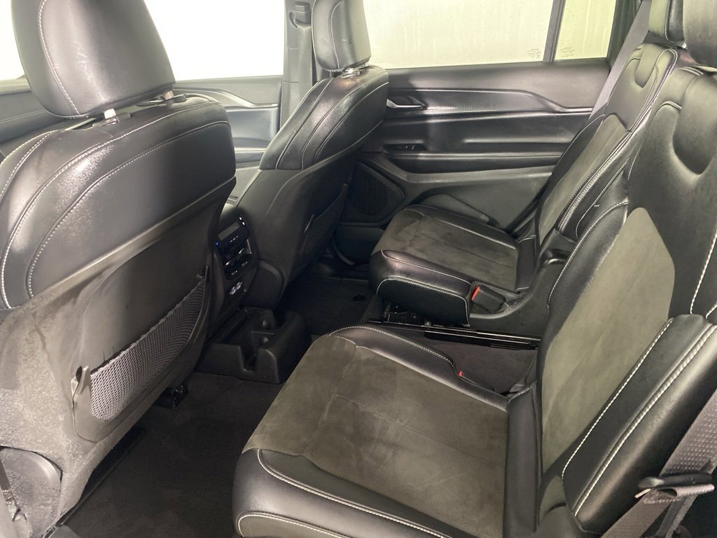 Used 2023 Jeep Grand Cherokee L Laredo image 12