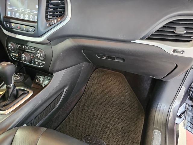 Used 2018 Jeep Cherokee Overland w/ Technology Group AWD/4WD image 37