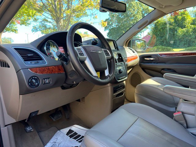 Used 2015 Chrysler Town & Country Touring-L w/ Driver Convenience Group FWD image 10