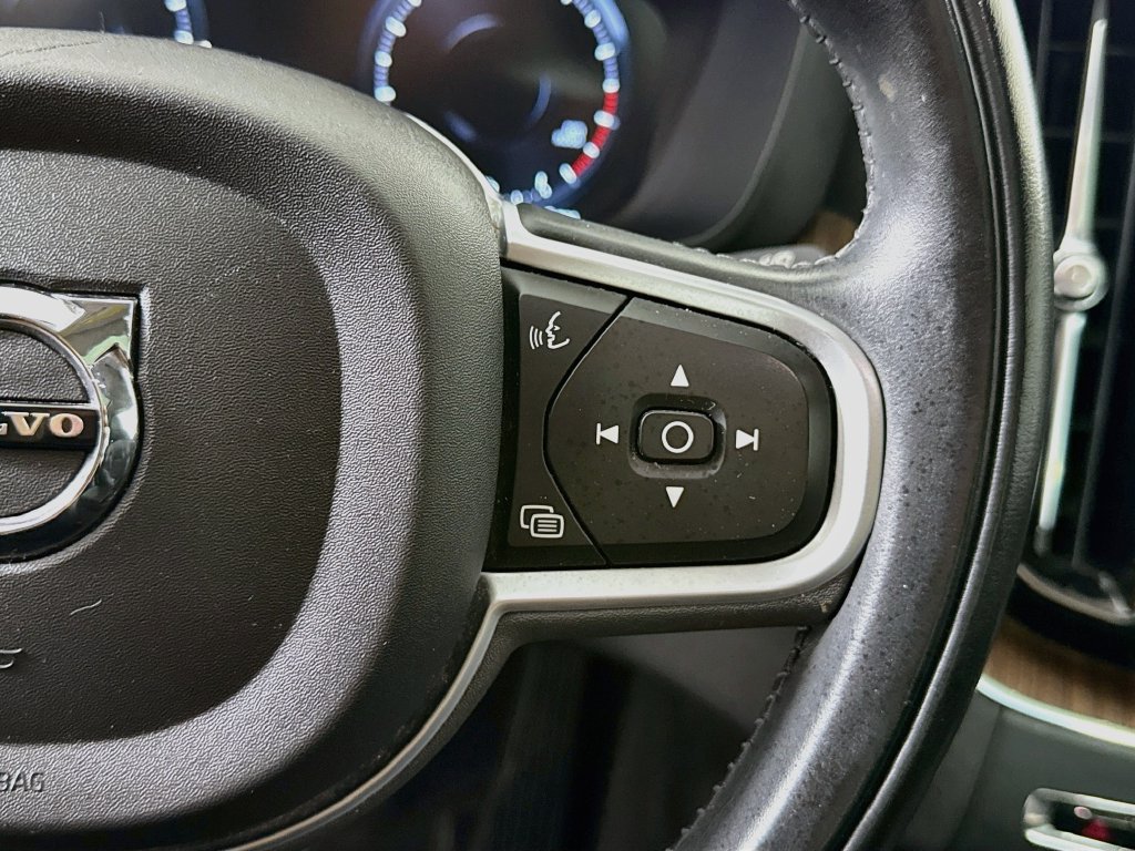 Used 2021 Volvo XC60 T5 Momentum w/ Protection Package Premier FWD image 12