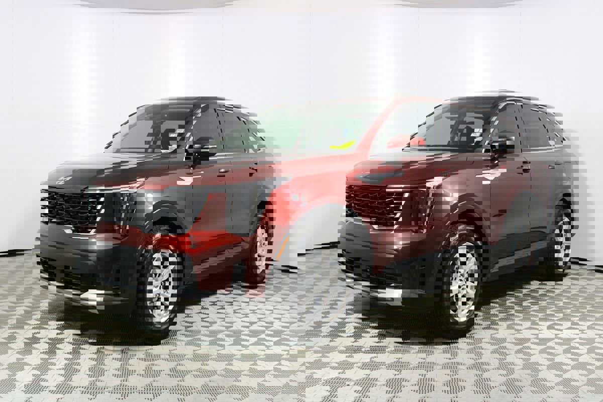 Used 2025 Kia Sorento LX image 3
