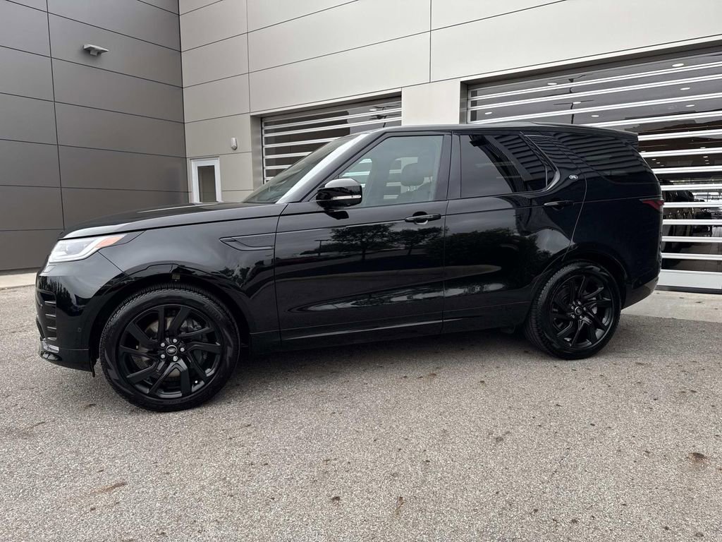 Used 2025 Land Rover Discovery Dynamic SE image 3
