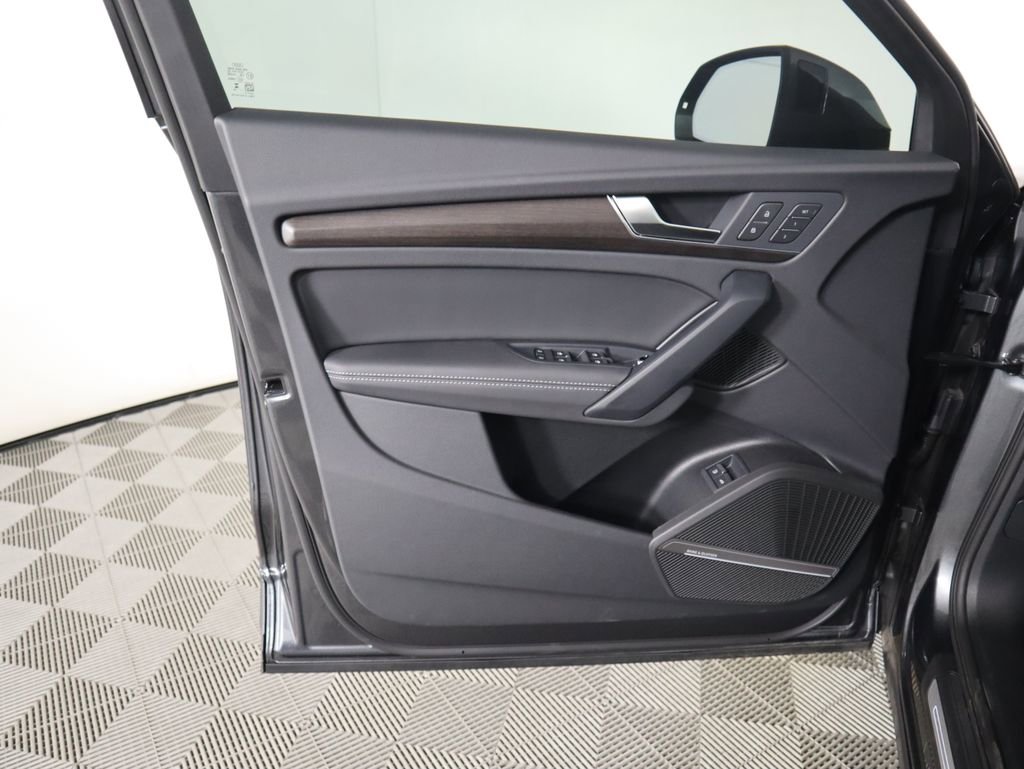 Used 2025 Audi Q5 e Premium Plus w/ Premium Plus Package image 26