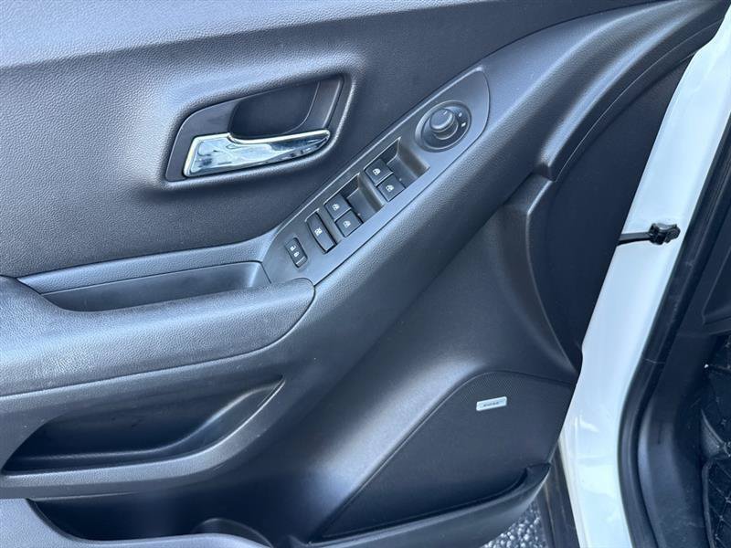 Used 2015 Chevrolet Trax LT w/ LT Sun and Sound Package FWD image 15