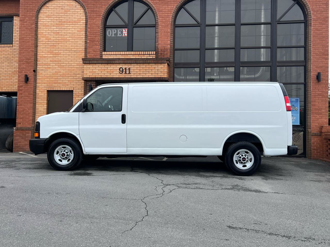 Used 2009 GMC Savana 3500 Extended RWD image 4