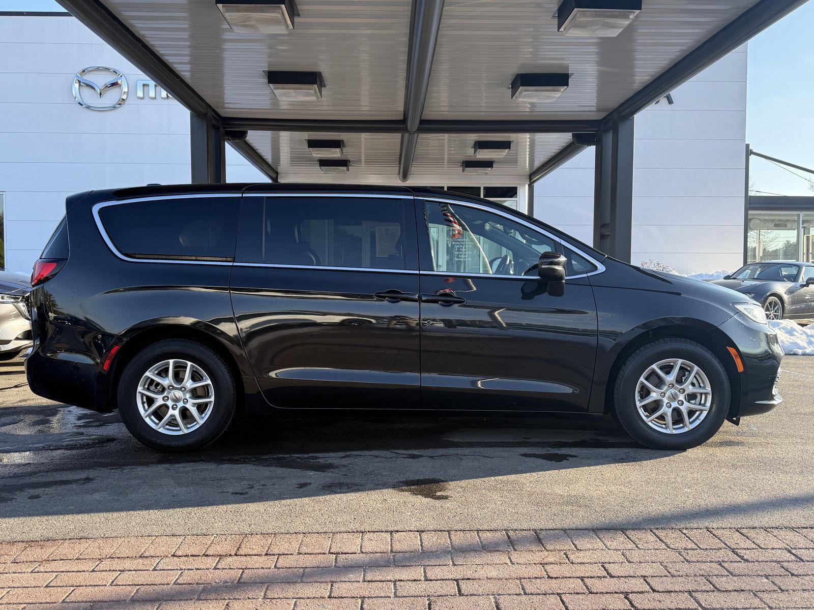 Used 2023 Chrysler Pacifica Touring image 4