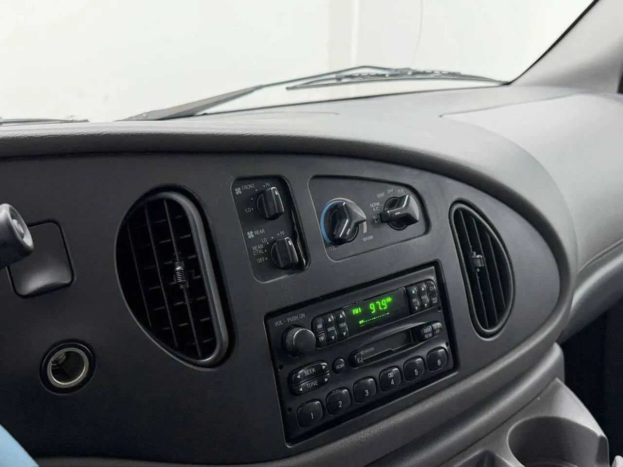 Used 2003 Ford E-350 and Econoline 350 XL RWD image 17
