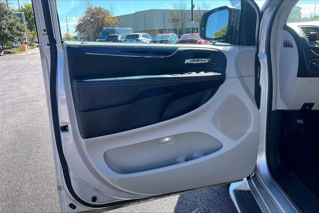 Used 2011 Chrysler Town & Country Limited FWD image 27