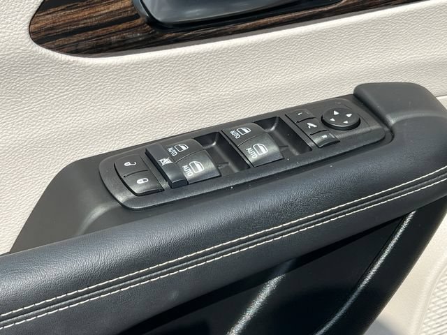 Used 2024 Chrysler Pacifica Limited FWD image 18