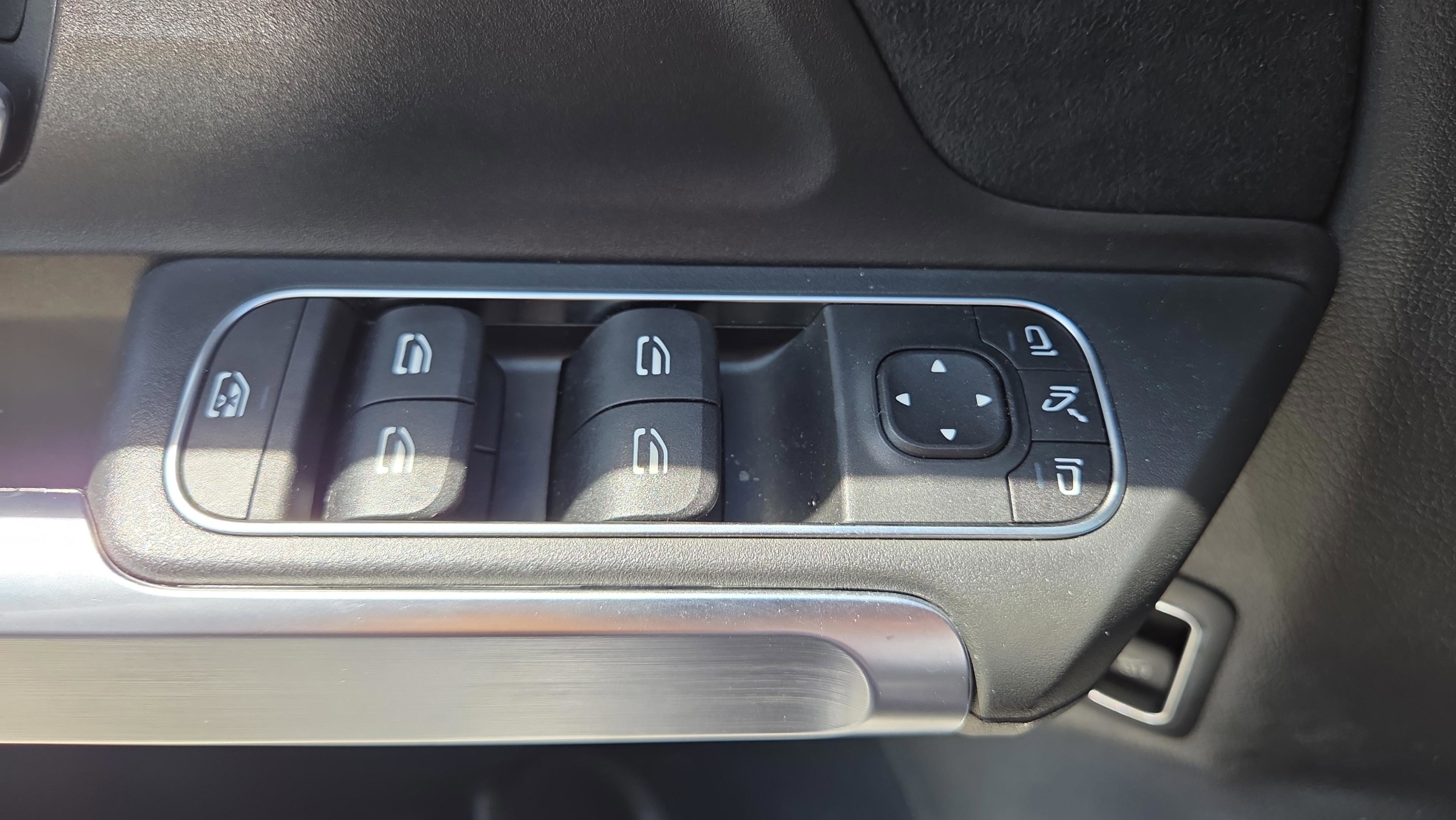 Used 2023 Mercedes-Benz GLB 250 image 31