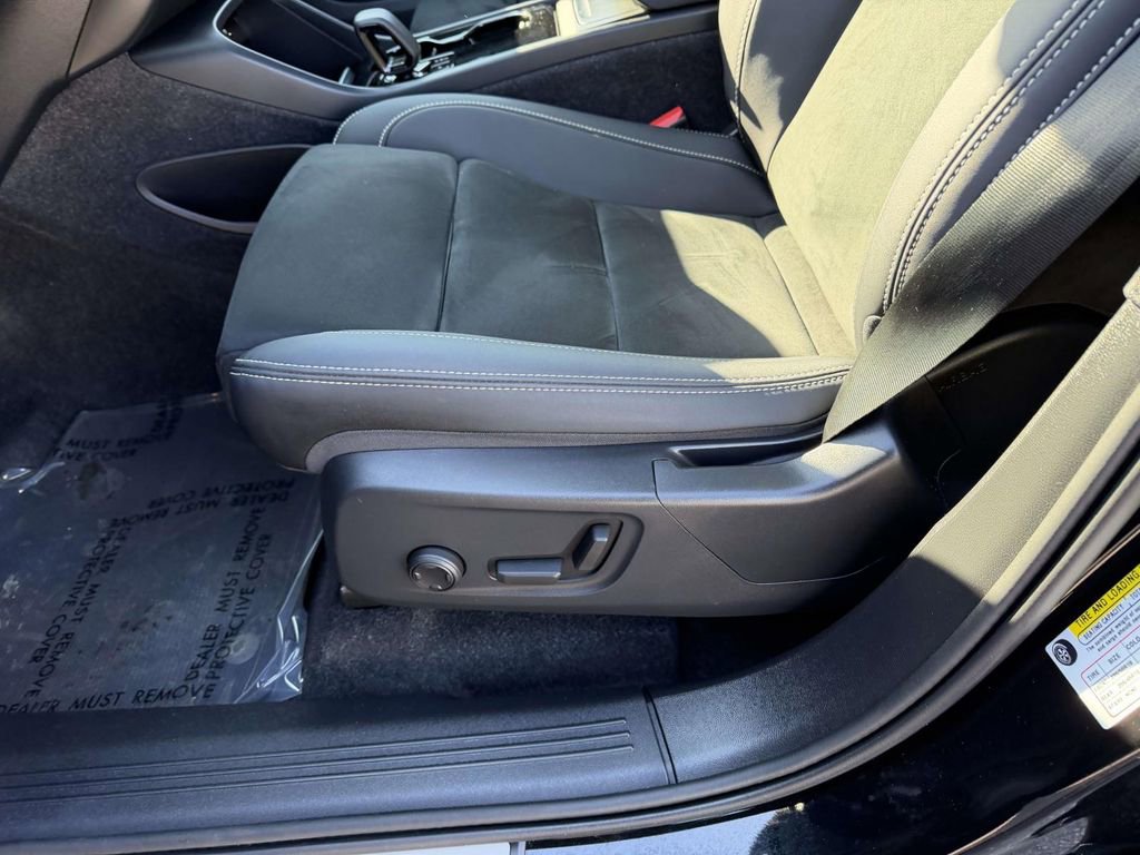 Used 2023 Volvo XC40 Recharge Plus image 16