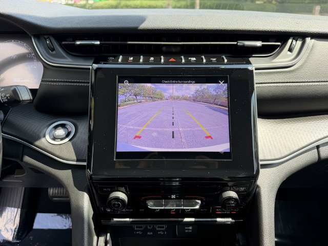 Used 2025 Jeep Grand Cherokee Laredo AWD/4WD image 19