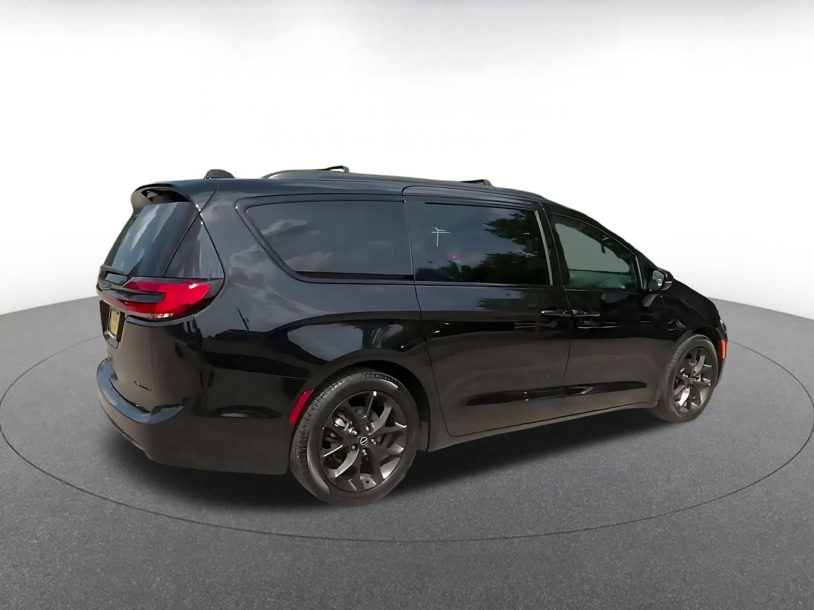 Used 2025 Chrysler Pacifica Limited FWD image 14