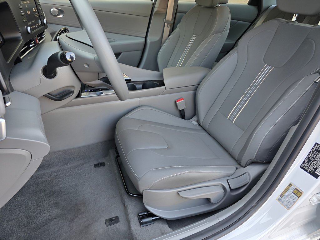Used 2026 Hyundai Elantra Hybrid FWD image 14