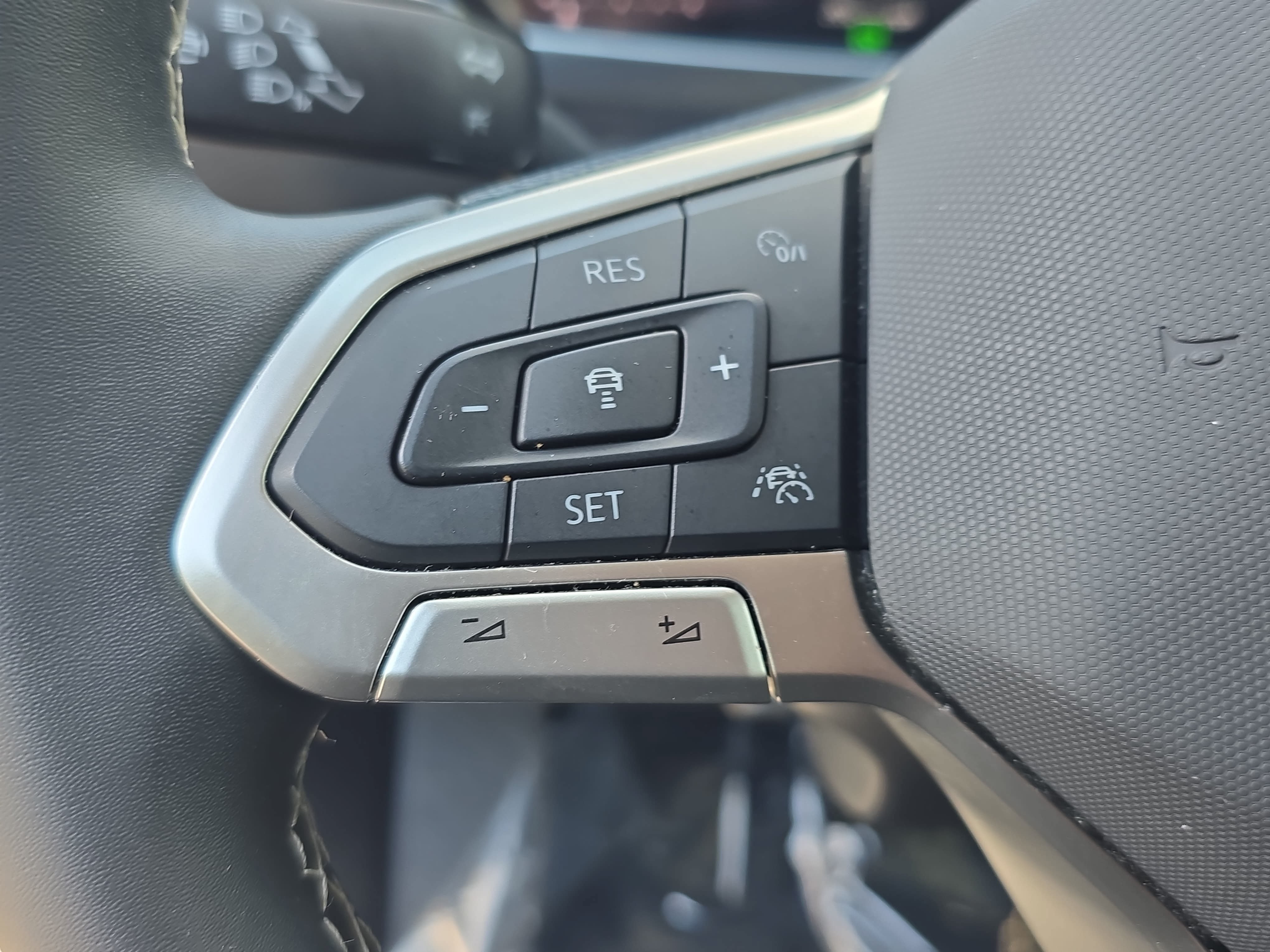 Certified 2024 Volkswagen Tiguan SE AWD/4WD image 17