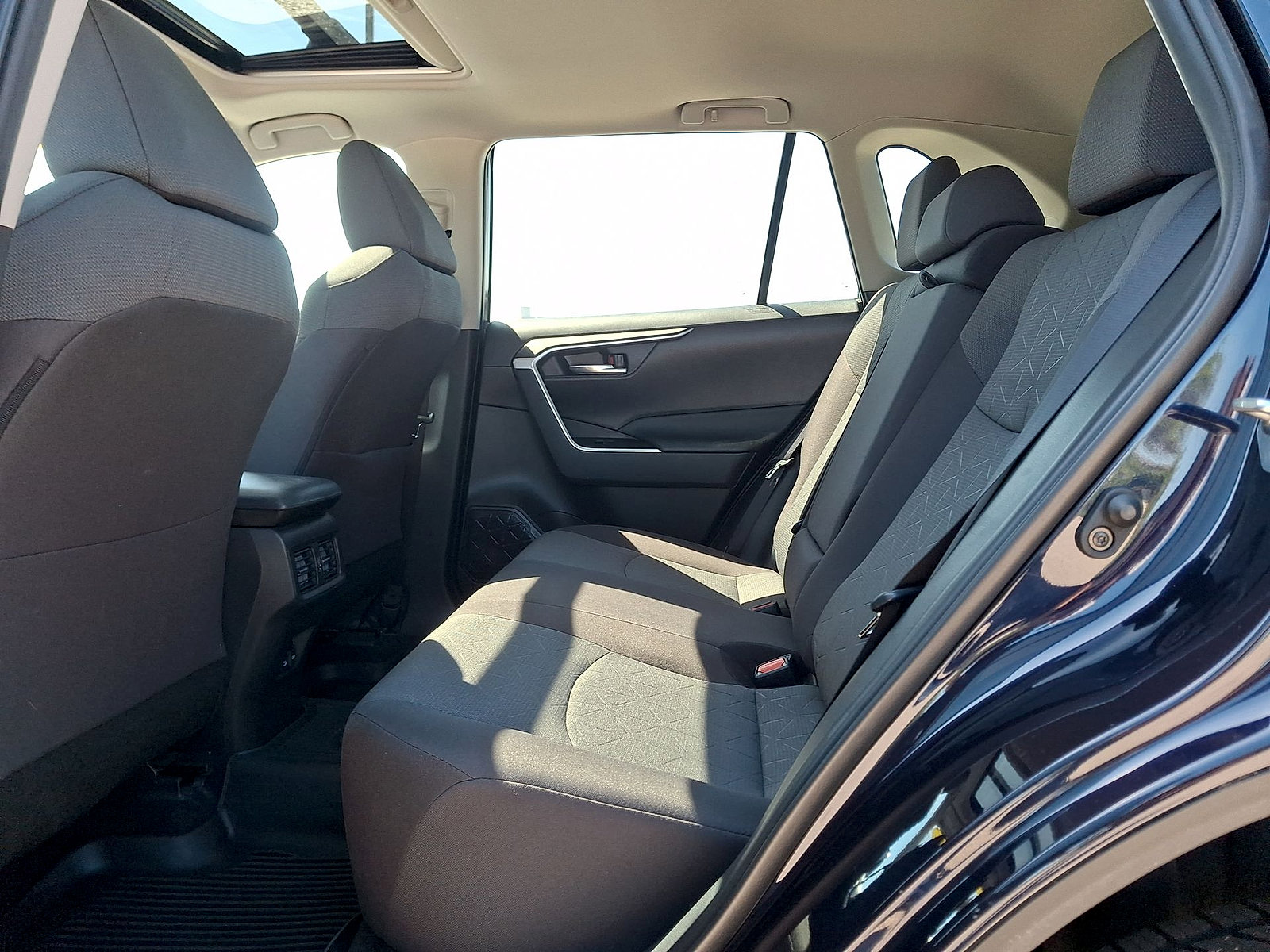 Used 2022 Toyota RAV4 XLE w/ Convenience Package FWD image 20