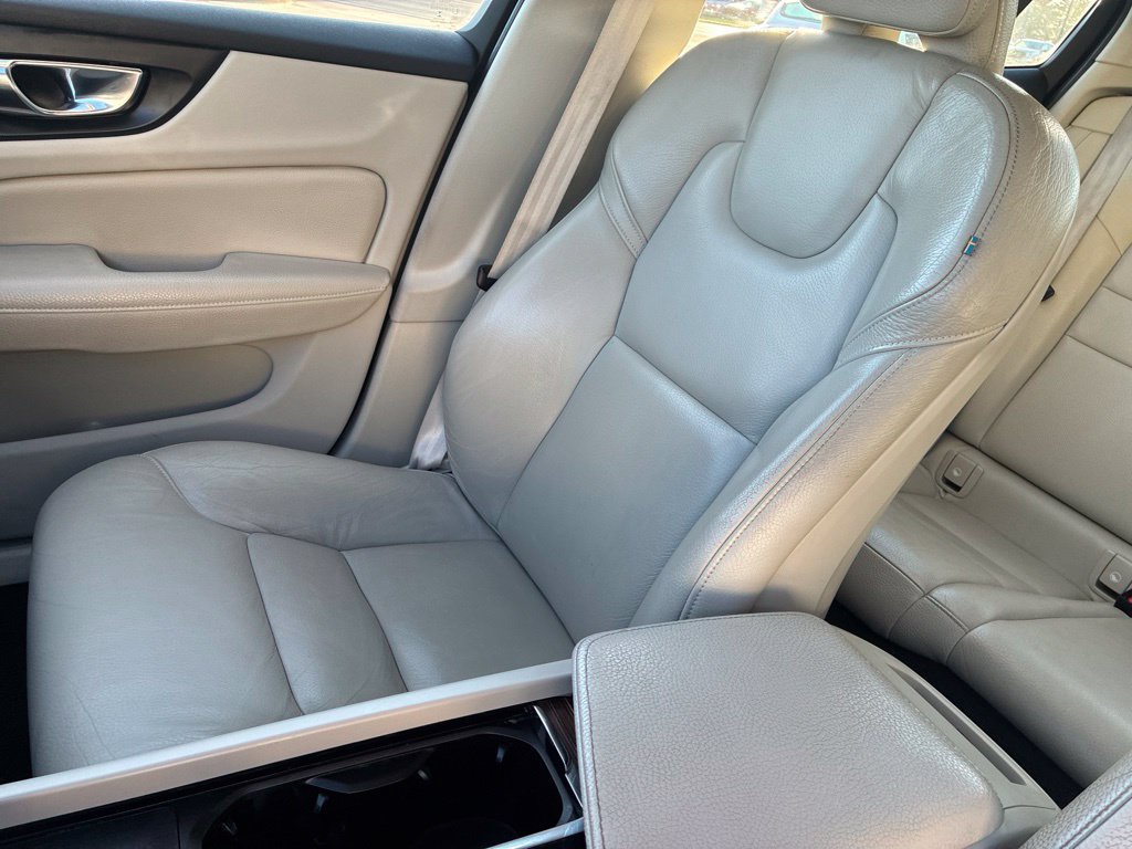 Used 2022 Volvo S60 B5 Momentum w/ Premium Package FWD image 11