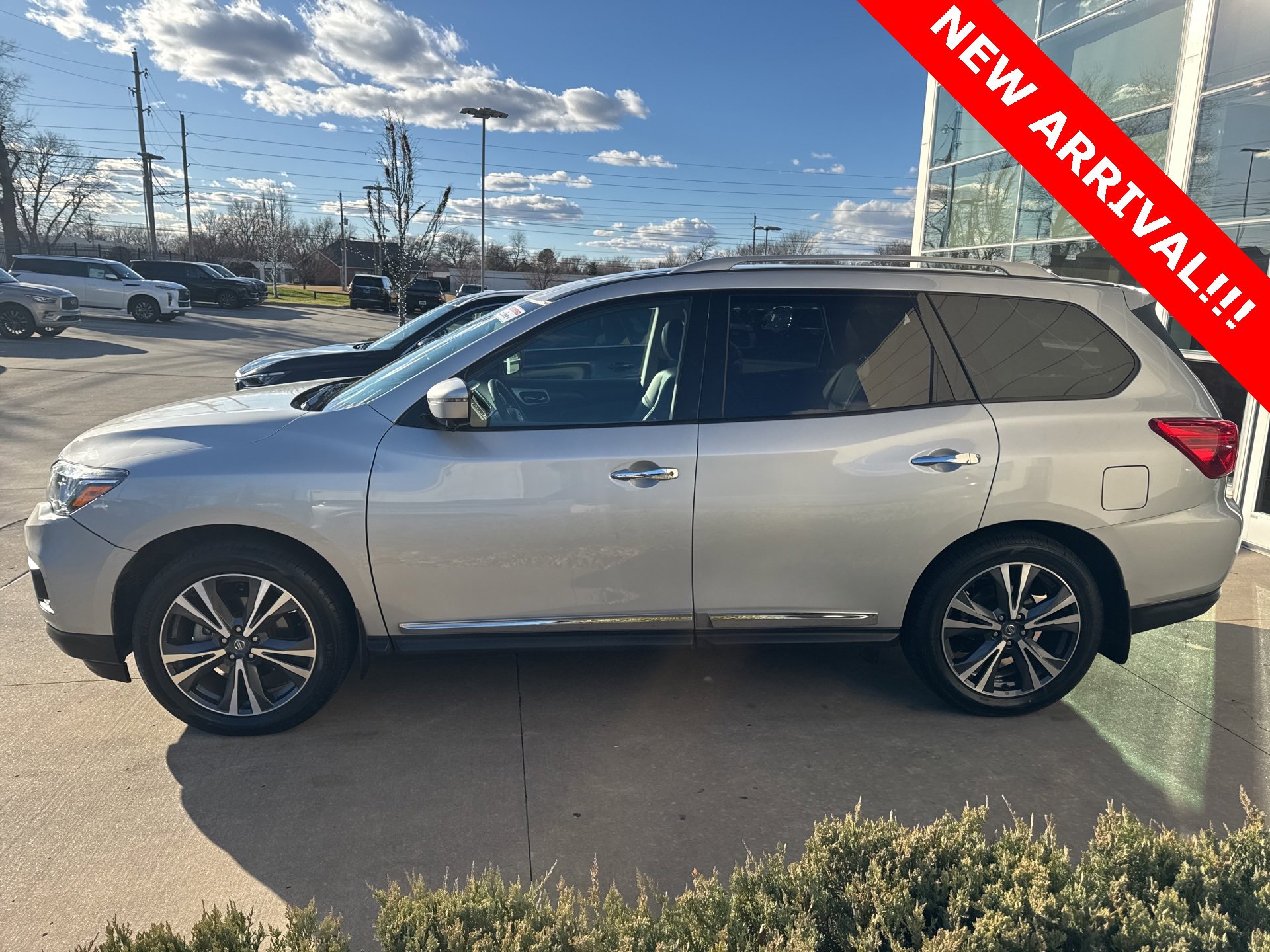 Used 2020 Nissan Pathfinder Platinum image 2
