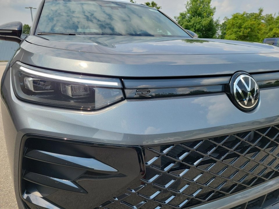New 2026 Volkswagen Tiguan SE R-Line FWD image 24