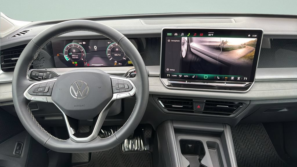 New 2026 Volkswagen Tiguan SE FWD image 17