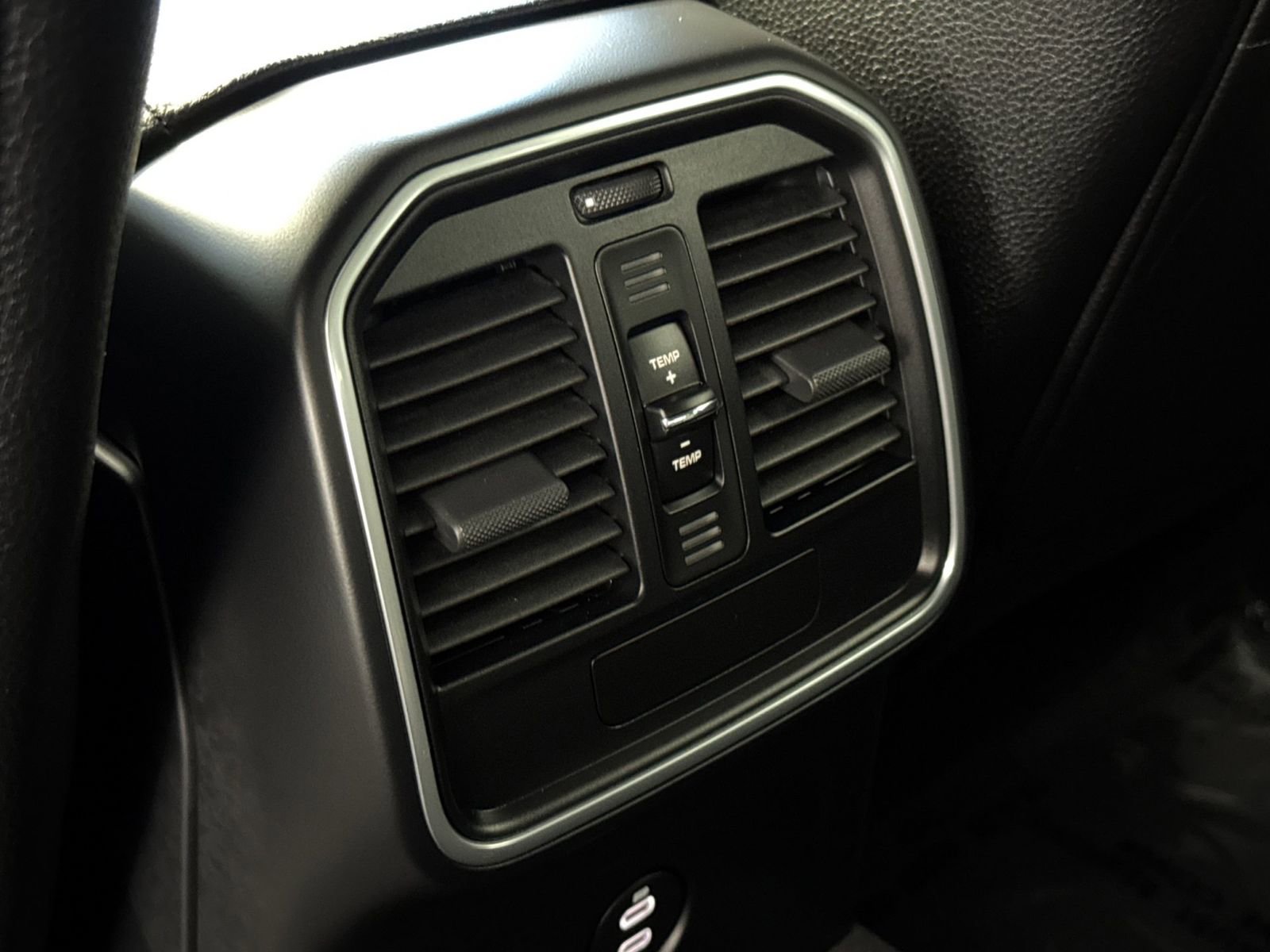 Certified 2025 Porsche Macan image 15