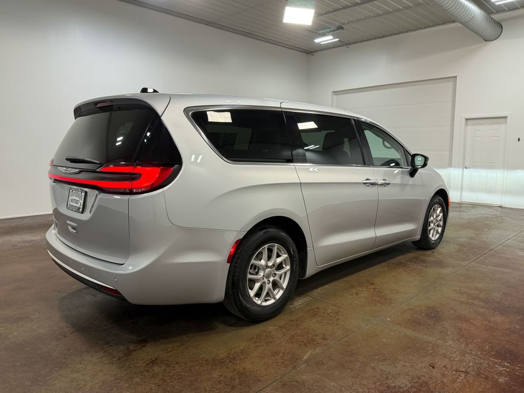 Used 2024 Chrysler Pacifica Touring-L image 34