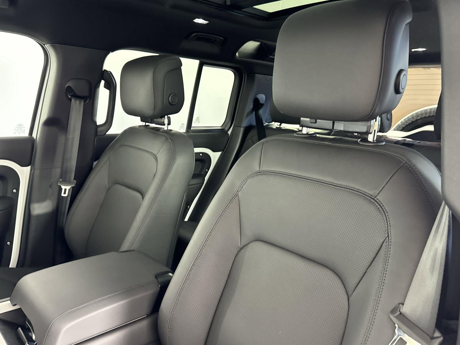 Used 2025 Land Rover Defender 110 X-Dynamic SE image 26