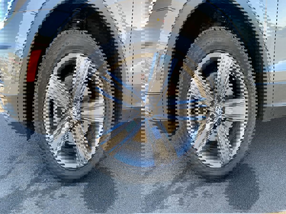 Used 2020 Volkswagen Tiguan SE R-Line image 11