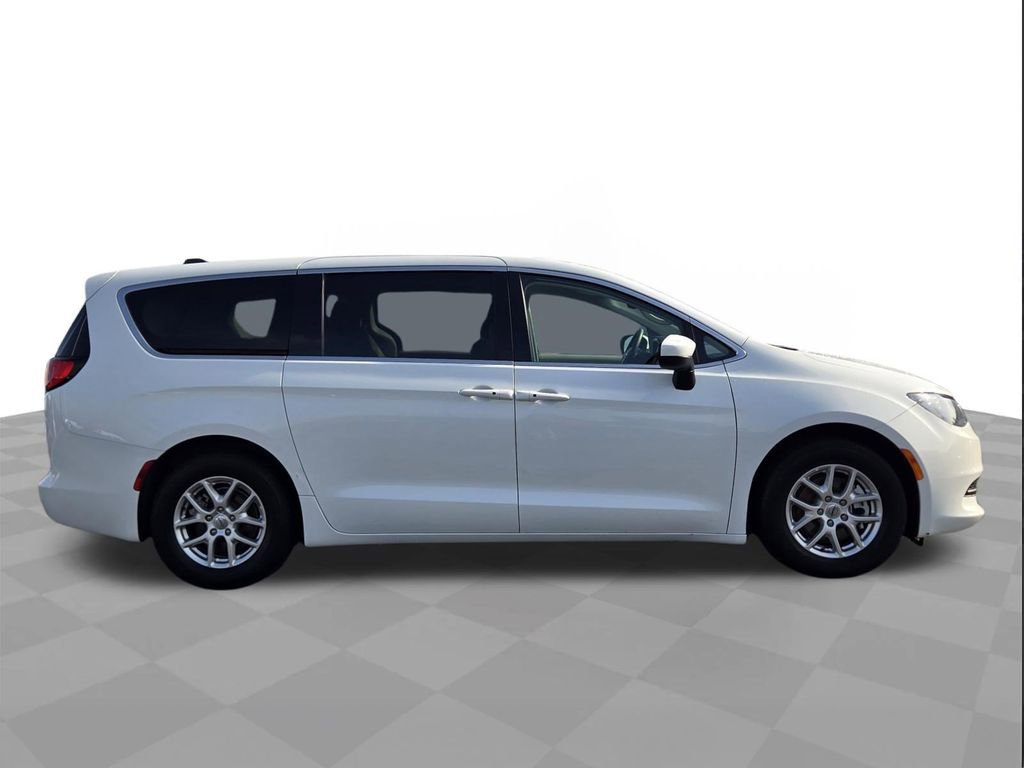 Used 2023 Chrysler Voyager LX image 7