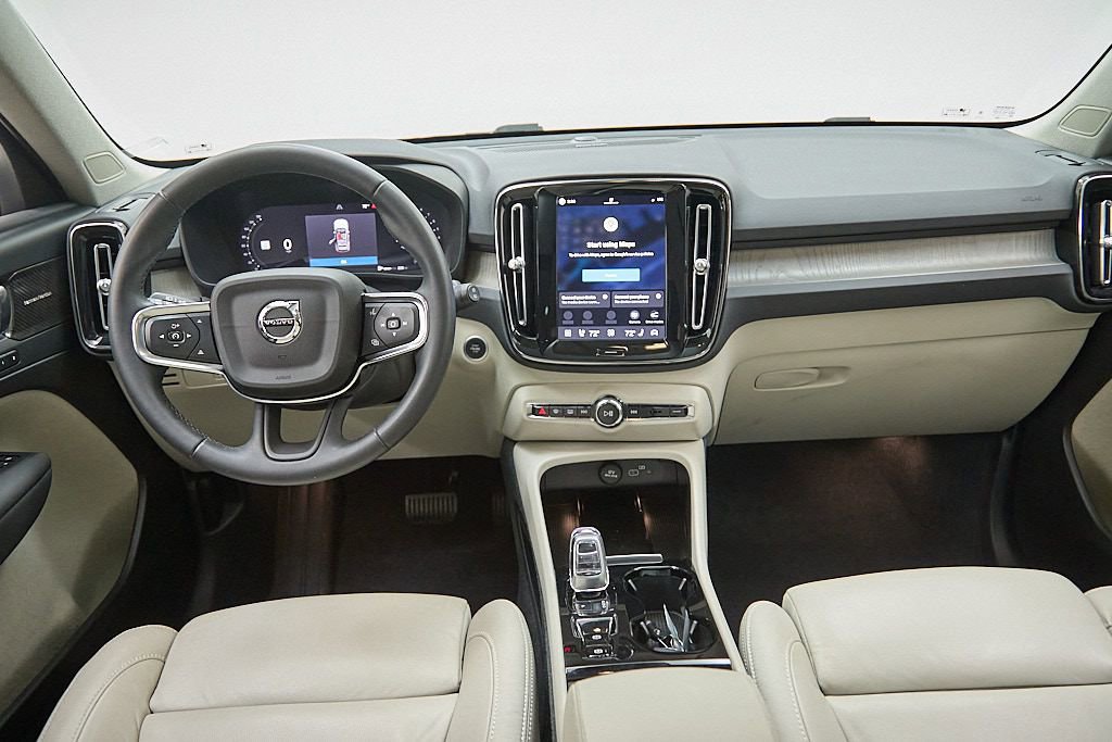 Certified 2023 Volvo XC40 B5 Plus w/ Driver Assist Package image 26