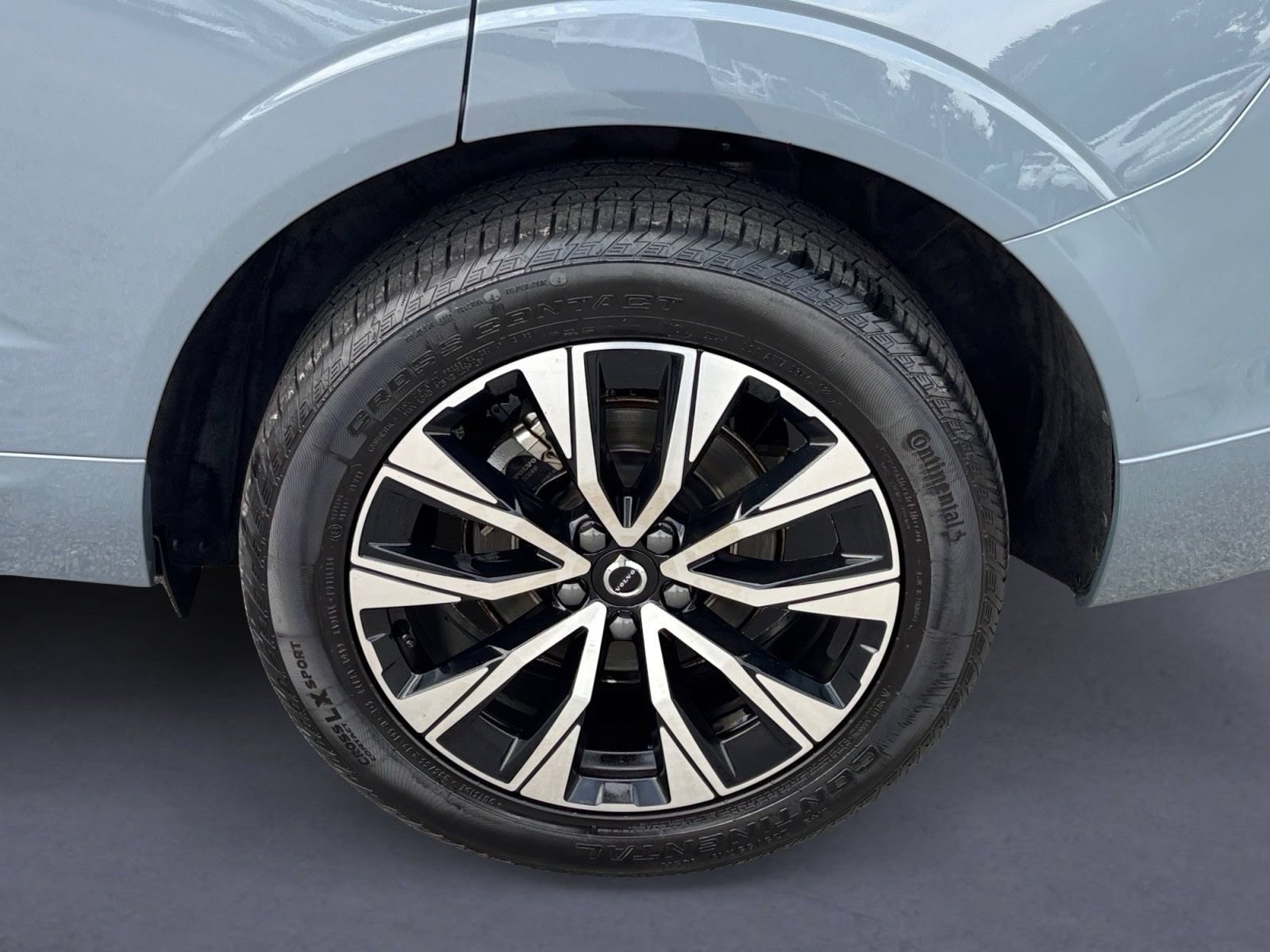 Used 2024 Volvo XC60 B5 Plus AWD/4WD image 9