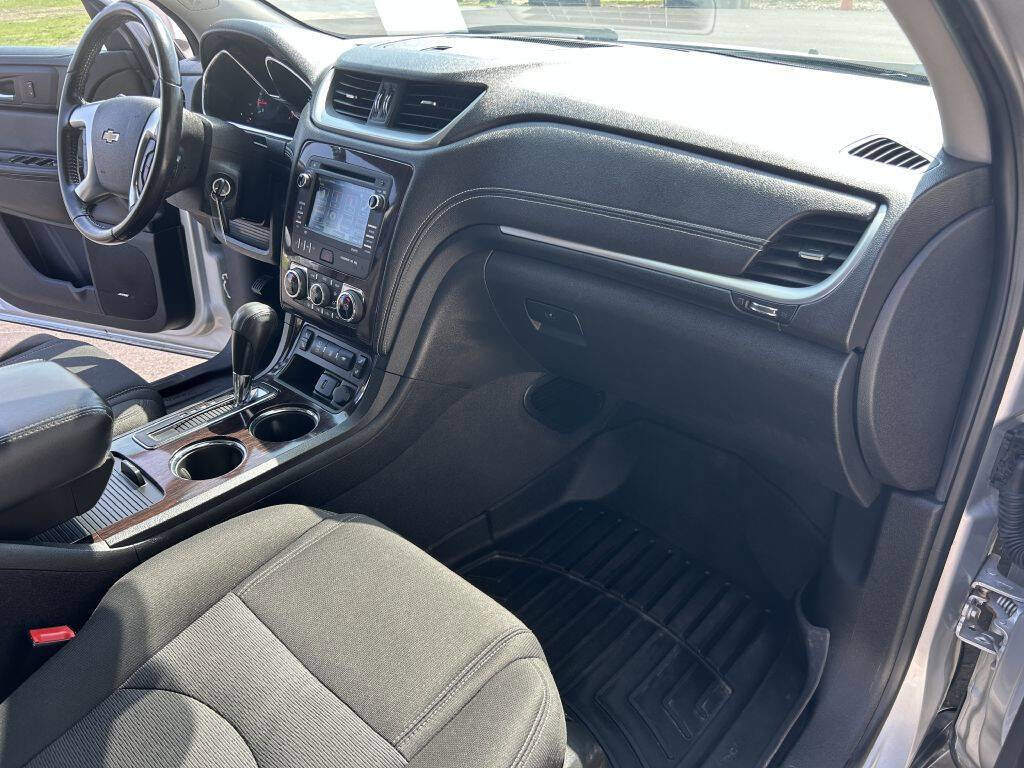 Used 2017 Chevrolet Traverse LT w/ Traveler's Package image 27