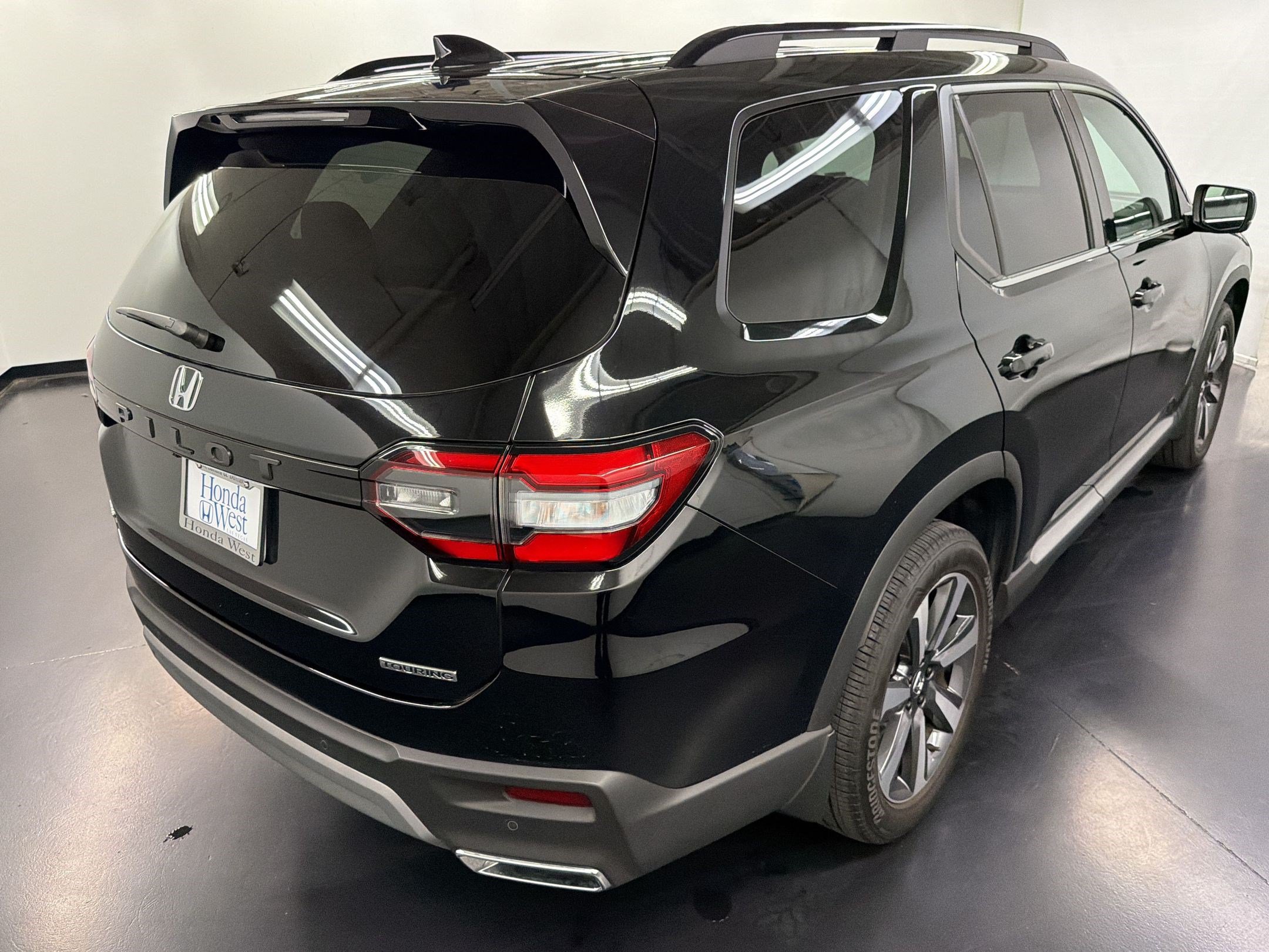 Certified 2025 Honda Pilot Touring image 9