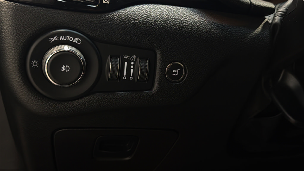 Used 2023 Jeep Cherokee Altitude Lux AWD/4WD image 40
