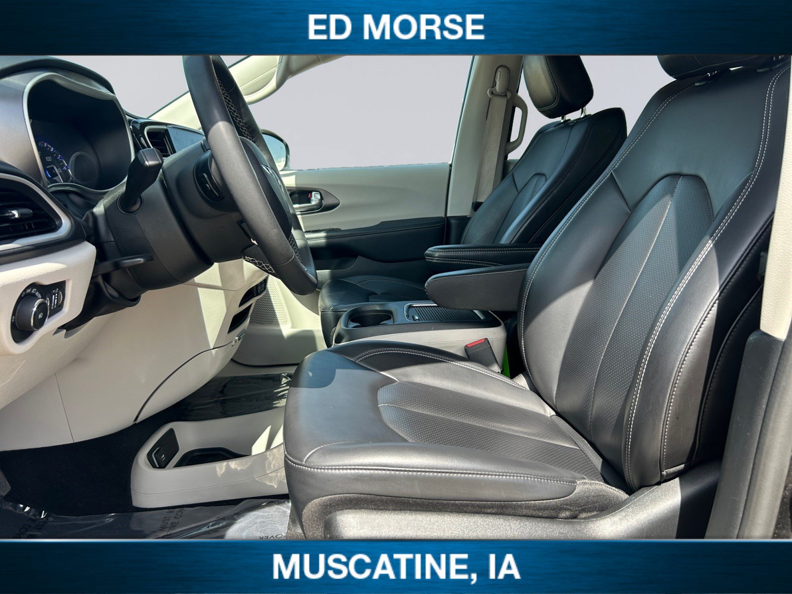 Used 2023 Chrysler Pacifica Touring-L FWD image 9