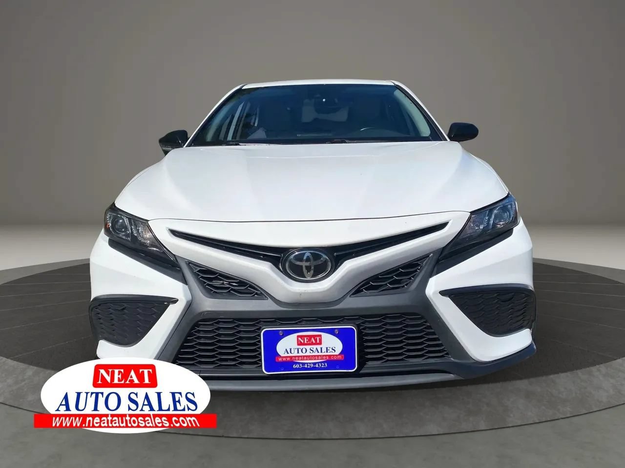 Used 2022 Toyota Camry SE FWD image 2