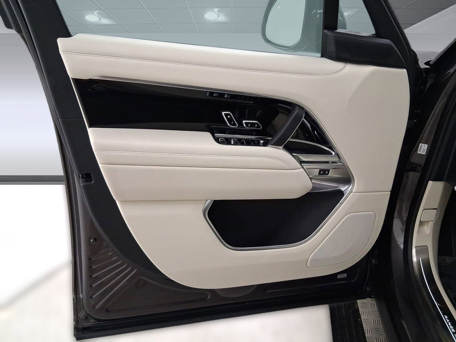 New 2026 Land Rover Range Rover SE image 12