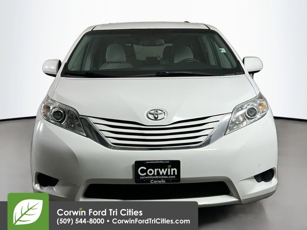 Used 2016 Toyota Sienna LE image 4