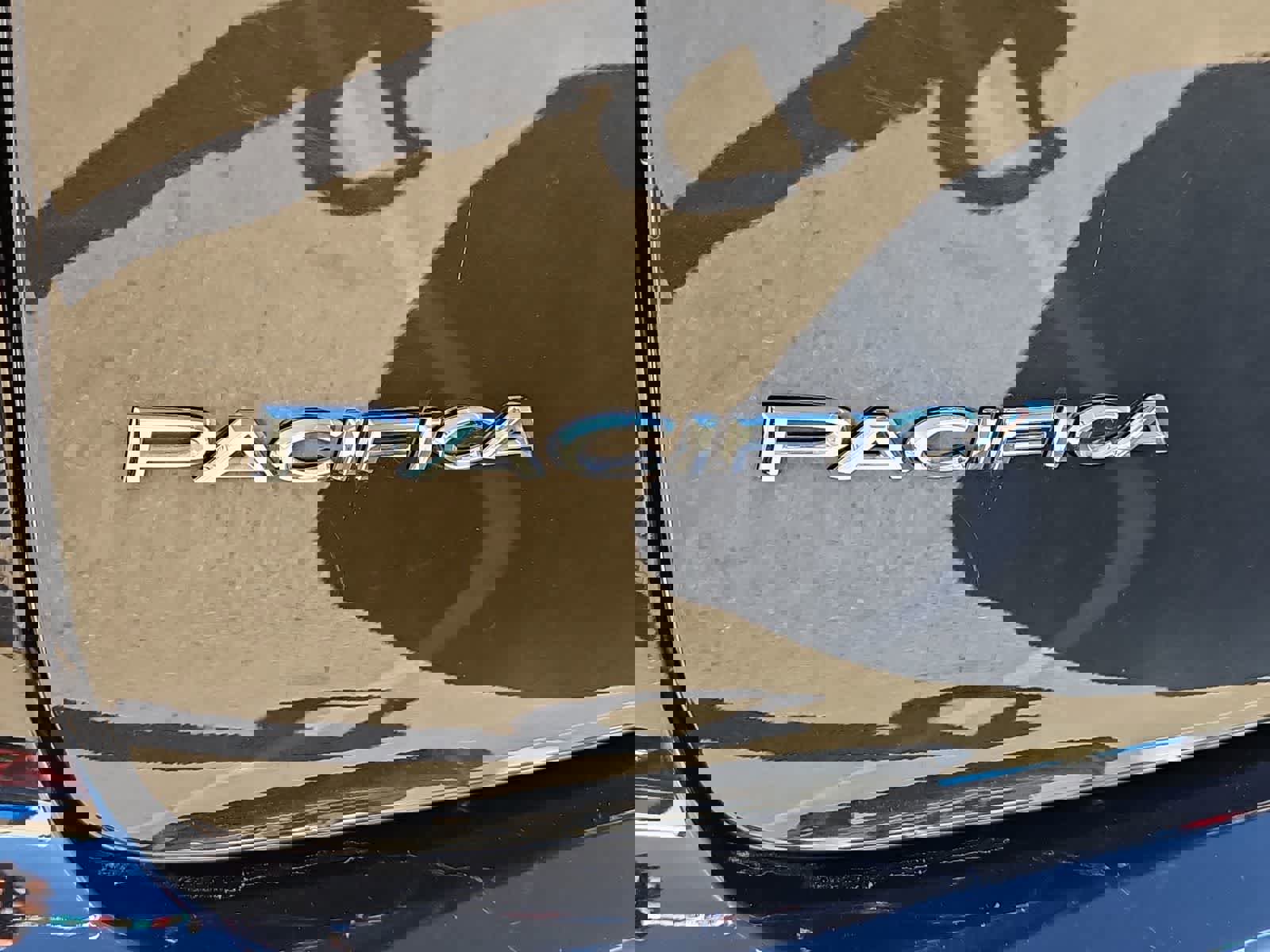 Used 2023 Chrysler Pacifica Touring-L image 14