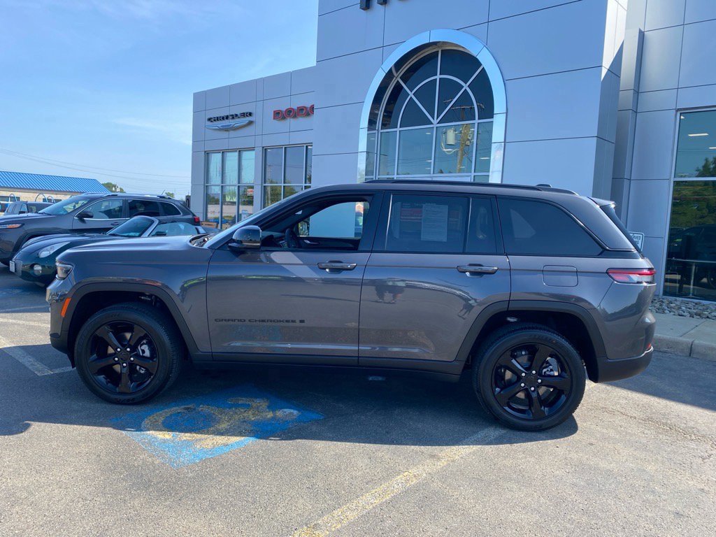 Used 2025 Jeep Grand Cherokee Altitude image 2